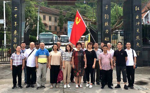 2019.7月退休支部党员参观红色教育基地“两弹城”合照1.jpg