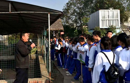 2019年4月退休干部魏正升为金堂赵中初二学生讲解有机蔬菜种植技术.jpg.jpg